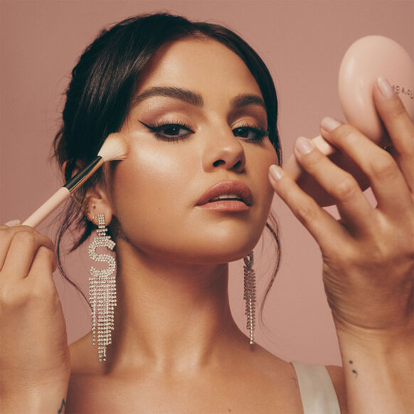 RARE BEAUTY | PRECISION HIGHLIGHTER BRUSH